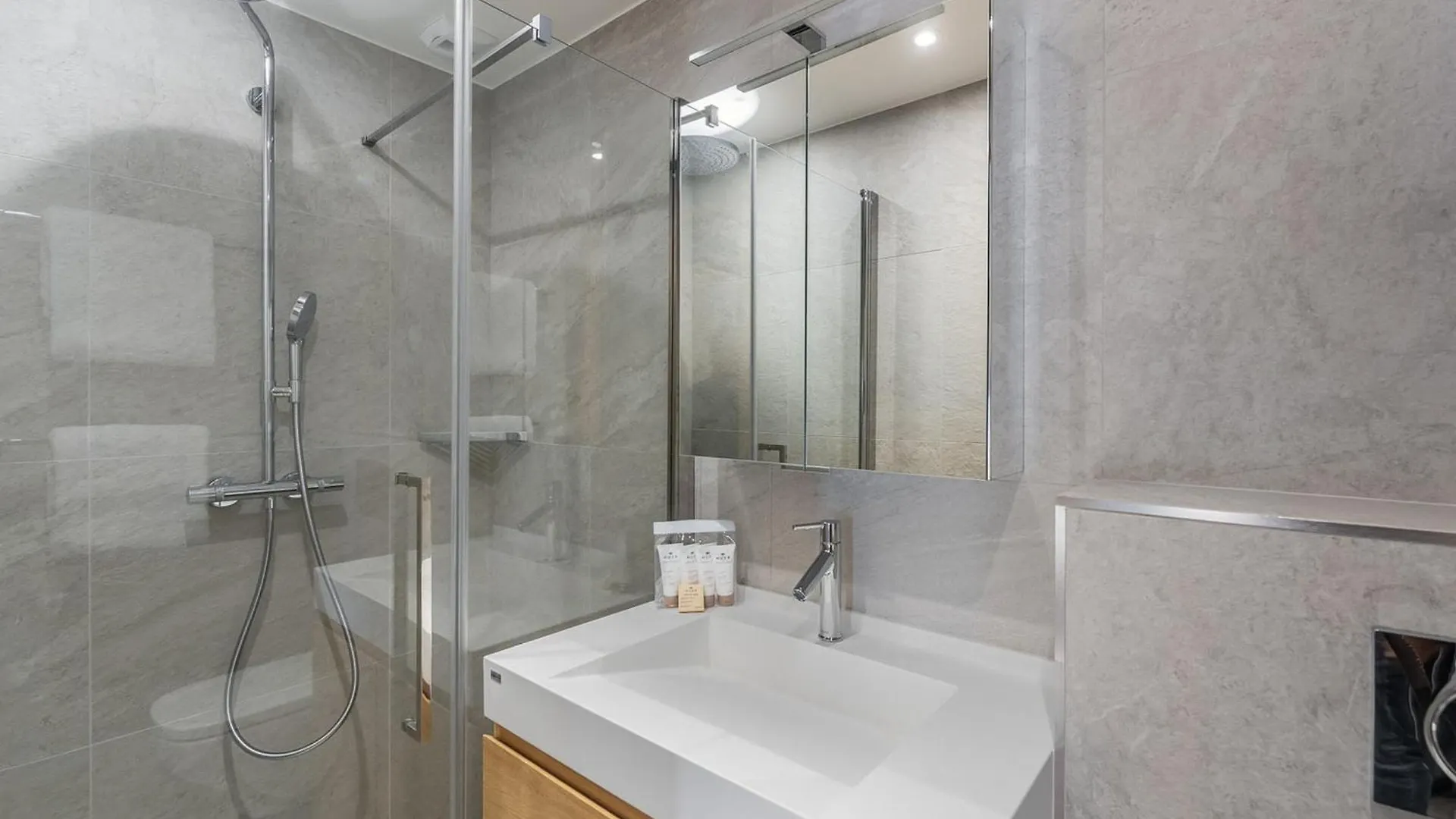 Splendide Appartement Avec Sauna A Courchevel Moriond, Proche Telecabine Et Pistes - Fr-1-563-139 0*,  Francja